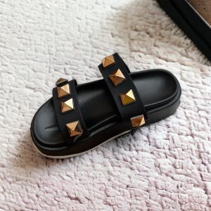 Double strap stud wedge (black)